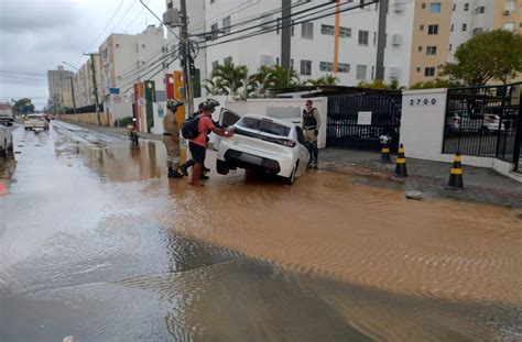 Carro Cai Em Buraco Ap S Rede De Gua Se Romper No Bairro Luzia O Que