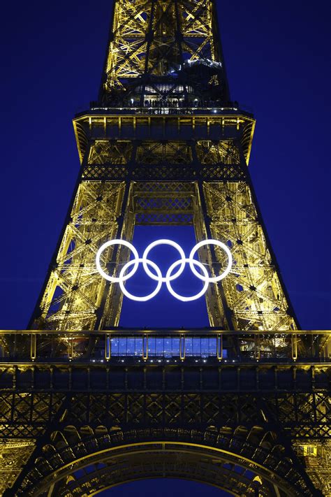 VIDEO La Torre Eiffel presume los 5 aros olímpicos