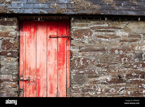 Porte En Bois Rouge Et En D Tresse Sur Une Ancienne Grange En Pierre