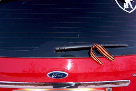 Заменил поводок стеклоочистителя заднего стекла — Ford Fiesta (Mk V), 1 ...