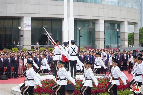 （多圖）慶國慶74周年 金紫荊廣場舉行升旗禮 港聞 點新聞