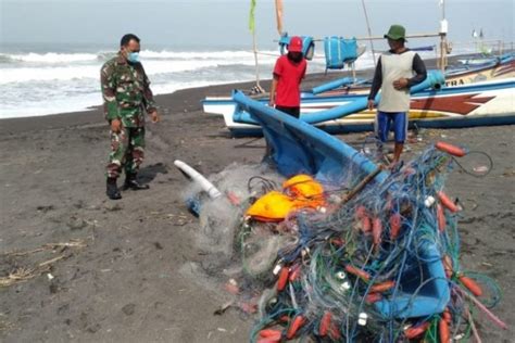 Dihantam Gelombang Kapal Milik Nelayan Pantai Kuwaru Hancur