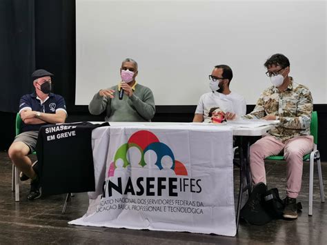 Sinasefe Ifes realiza debate sobre o documentário Educação não é