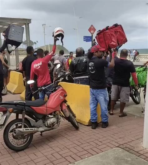 CATEGORIA UNIDA entregadores fazem protesto em frente à hamburgueria