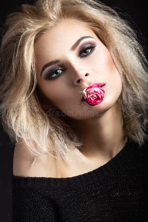 Schöne Blonde Braut Im Hochzeitsbild Mit Locken Und Krone Schönes Lächelndes Mädchen Stockbild