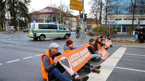 Letzte Generation Klimaaktivisten Kleben Sich Erneut Auf Kreuzung In