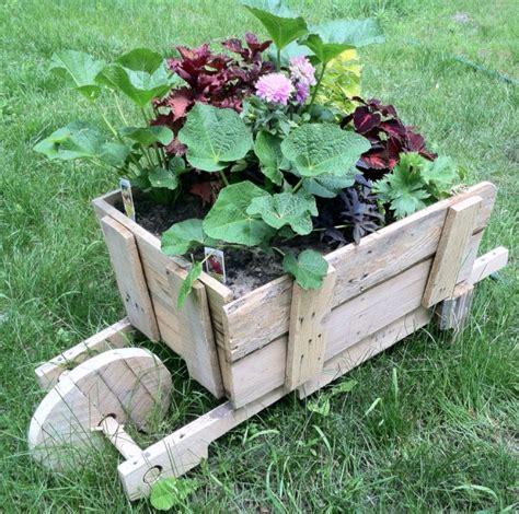 20 Easy Reclaimed Wood DIY Garden Projects