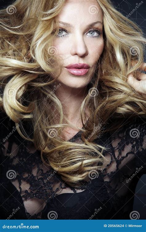 Attraktive Blonde Frau Mit Dem Langen Lockigen Haar Stockfoto Bild Von Eleganz Dame 20565624