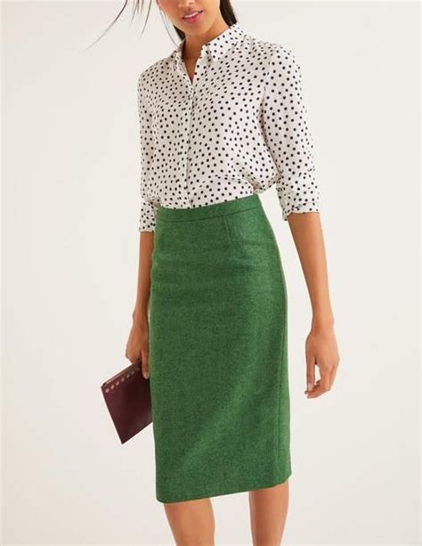 How To Wear Bold Colours Colour Blocking 2022 Green Skirt Outfits Pencil Skirt Outfits