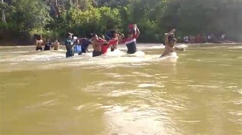 Tenaga Kesehatan Nekat Seberangi Sungai Demi Warga