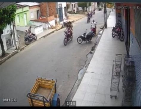 V Deo Casal Fica Ferido Ap S Condutor Empinar Moto E Bater No Muro De