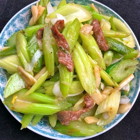 【芹菜炒牛肉的做法步骤图，芹菜炒牛肉怎么做好吃】小郑小郑为人端正1下厨房