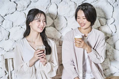 コーヒーを飲みながら会話する日本人女性達 人物の写真素材 241294970 イメージマート