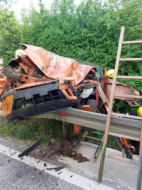 NESREĆA KOD BALA Vozilo sletjelo s ceste i zapelo na zaštitnoj ogradi