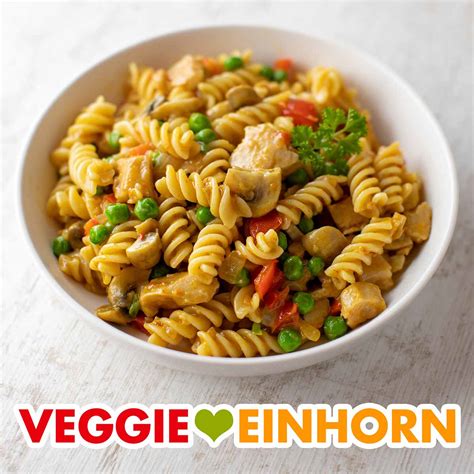 Einfache Gemüse Nudelpfanne mit veganem Hähnchen