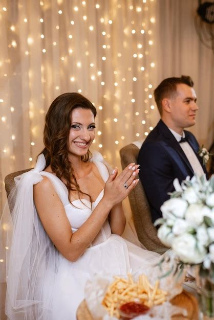 Retrato de los recién casados en el presidium Foto Premium