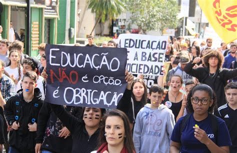 Estudantes Se Unem A Professores Para Protestar Contra Parcelamento De