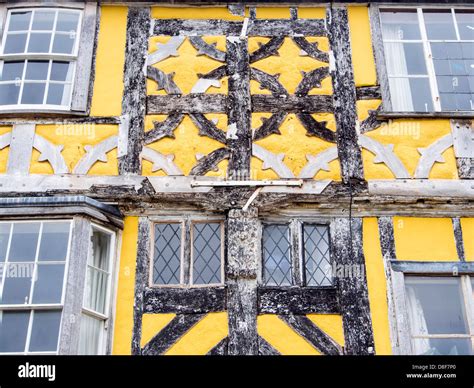 Ludlow Yellow Shropshire Tudor House Hi Res Stock Photography And