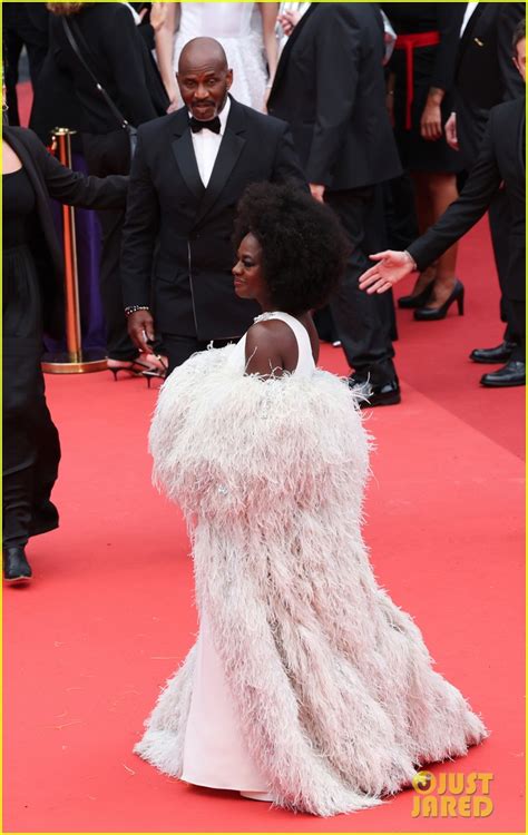 Viola Davis Turns Heads In Feathered Coat Gorgeous Valentino Gown At