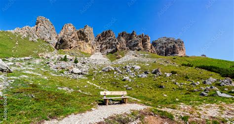 Wanderweg mit Parkbank und Bergpanorama Grödner Pass Dolomiten