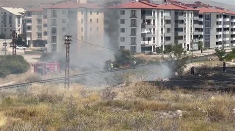 Elazığ da otluk alanda yangın Son Dakika Gündem Haberleri