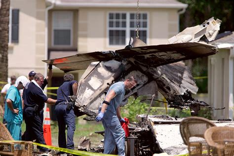 5 Die When Small Plane Smashes Into Houses In Florida The New York Times