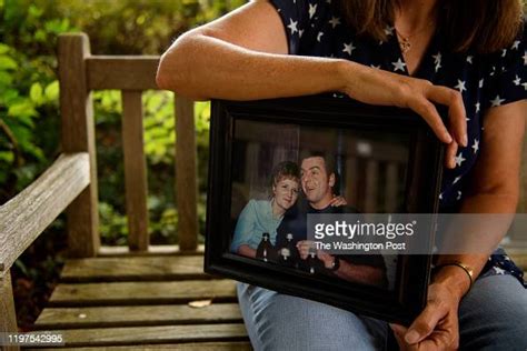 Melanie Proctor With A Photo Of Her Mother And Father Army Veteran