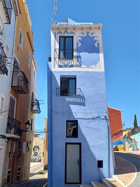 Paseando Por El Casco Antiguo Enamorados De Alicante