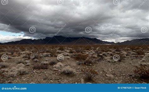 Lapso De Tiempo De Las Nubes De Tormenta De Desierto De Mojave 4K