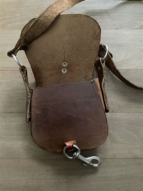 Kleine Braune Ledertasche Mit Karabinerverschluss Kaufen Auf Ricardo