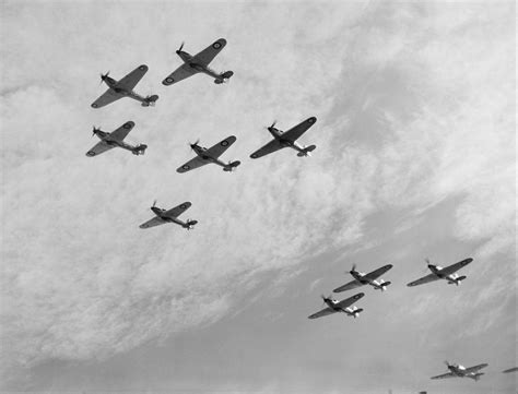 Asisbiz Hurricanes Is Raf 85sqn In Group Formation Battle Of Britain