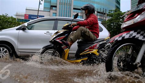 Awas Jalur Lambat Rasuna Said Tergenang Air Akibat Hujan Lebat Foto