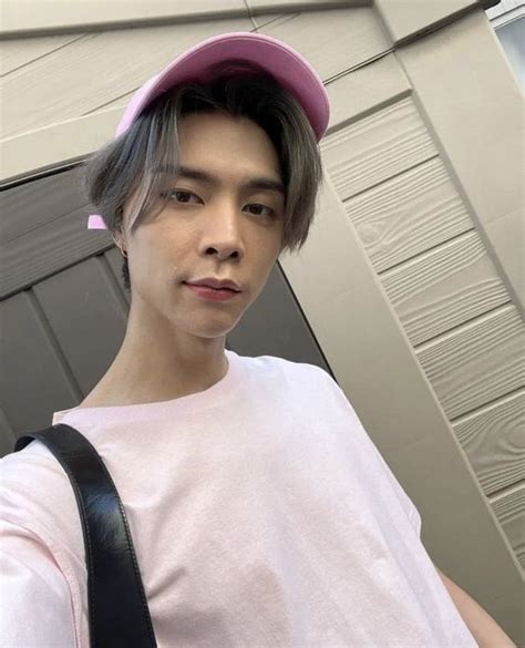 hael 해찬아 잘 하고 있어 on Twitter RT wintersuhs johnny in pink t shirt