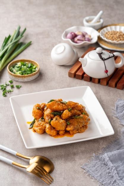 Pescado Dori Frito Crujiente Recubierto Con Huevo Salado En Un Plato