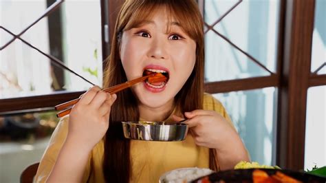 Watch G Ni S Mukbang On Demand For Free Pluto Tv