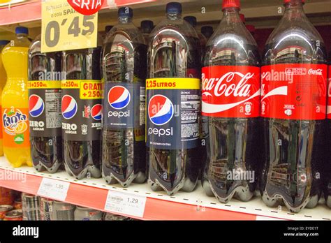 Pepsi coke store shelves Fotos und Bildmaterial in hoher Auflösung