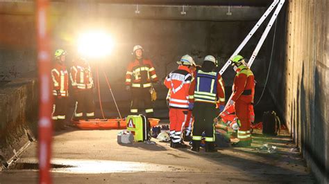 Klärwerk in Elmshorn Mann stürzt in leeres Becken Feuerwehr im Einsatz