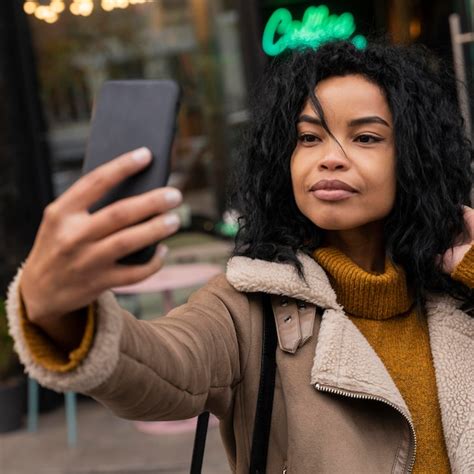 Femme Prenant Un Selfie Avec Son Smartphone à L extérieur Photo Gratuite