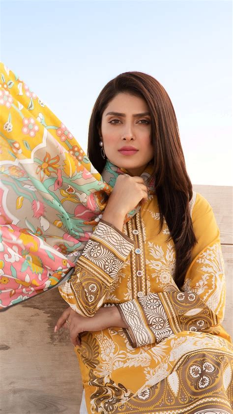 Pin By Bollywood Fashion On Ayeza Khan Pakistani Dresses Casual