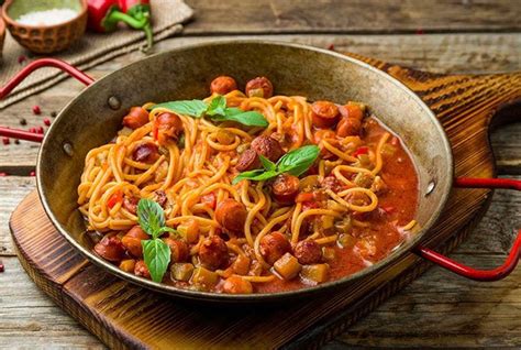 Cyril Lignac D Voile Sa Recette Des Spaghettis Aux Saucisses Sauce