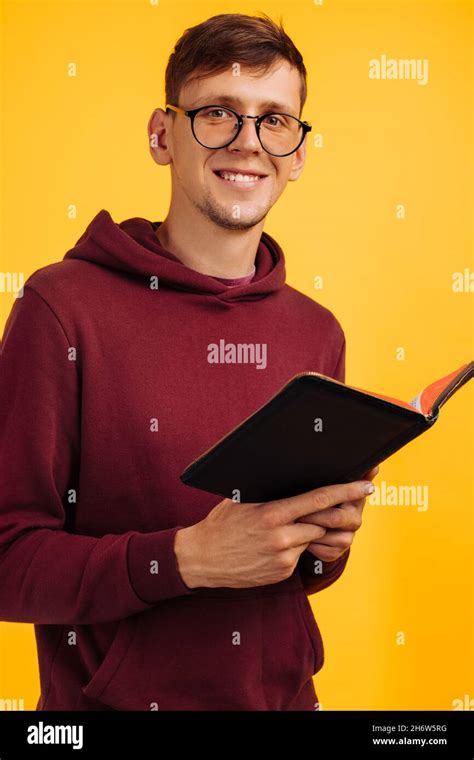 El Hombre Cristiano Está Leyendo Y Estudiando La Biblia El Hombre Está