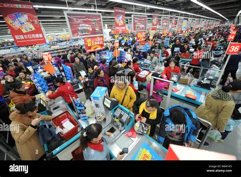 Chinese Customers Queue Up For Checkout At A Supermarket In Taiyuan