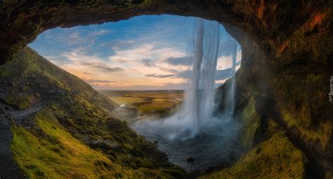 Widok Z Jaskini Na Wodospad Seljalandsfoss W Islandii