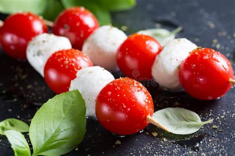 Brochettes Avec Du Mozzarella Les Tomates Cerises Et Le Basilic Vus De