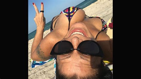 Alejandra Guzmán Comparte Fotos En Bikini Y Algunos La Critican Por Un