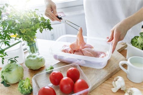 Une jeune femme cuisinant à la maison Photo Gratuite