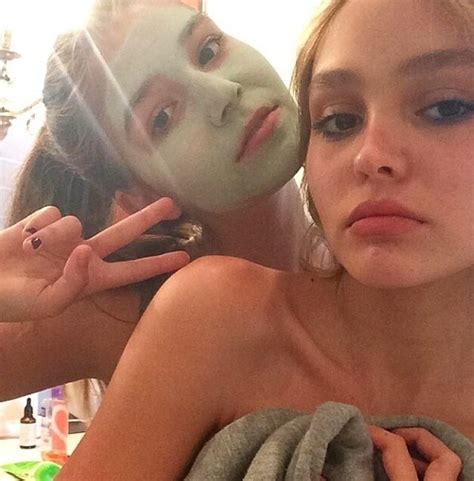 Lily Rose Depp ha ereditato il fascino di papà Johnny Depp ecco la