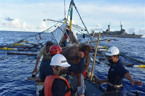 Fishermen Rescued By Ph Navy Near Benham Rise Abs Cbn News