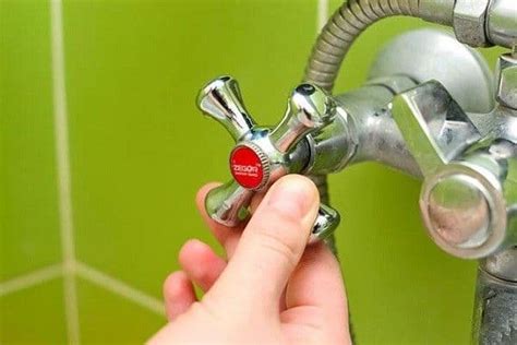 Почему из холодного крана течет горячая вода – что делать?