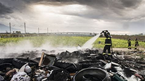 Terra Dei Fuochi Le Foto Della Discarica Abusiva A Caivano Wired It